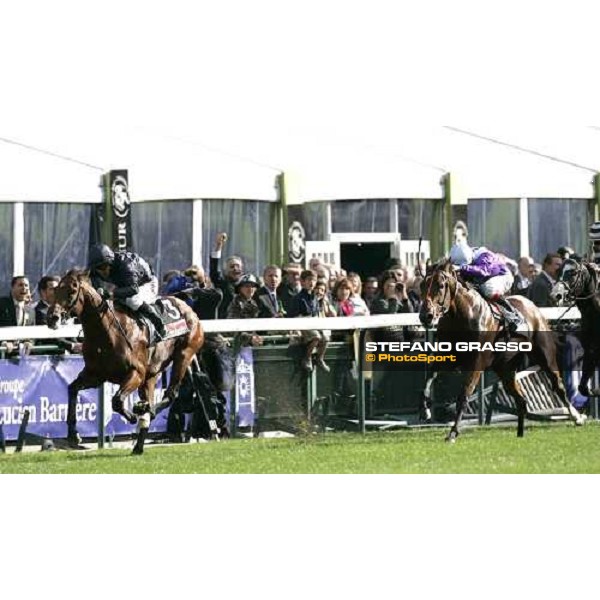 Kieren Francis Fallon on Horatio Nelson at last few meters to the line of the Prix JEan-Luc LAgardere Paris Longchamp, 2nd october 2005 ph. Stefano Grasso