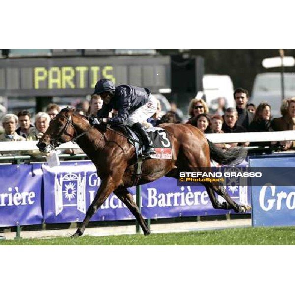 Kieren Francis Fallon on Horatio Nelson at last few meters to the line of the Prix JEan-Luc LAgardere Paris Longchamp, 2nd october 2005 ph. Stefano Grasso