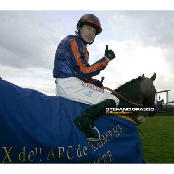 Kieren Francis Fallon after winning with Hurricane Run the Prix de L\'Arc the Triomphe Lucien Barriere Paris Longchamp, 2nd october 2005 ph. Stefano Grasso