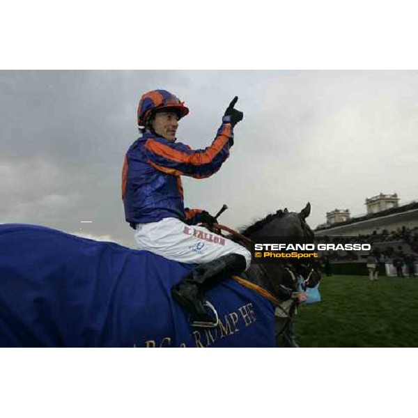 Kieren Francis Fallon after winning with Hurricane Run the Prix de L\'Arc the Triomphe Lucien Barriere Paris Longchamp, 2nd october 2005 ph. Stefano Grasso