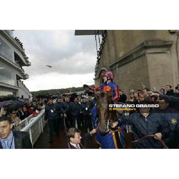 Kieren Francis Fallon throws his sunglasses to a fans after winning with Hurricane Run the Prix de L\'Arc the Triomphe Lucien Barriere Paris Longchamp, 2nd october 2005 ph. Stefano Grasso