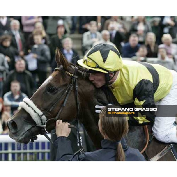 a kiss to Kinnaird rom Kevin Darley , winners of Prix de l\' Operˆ PAris, Longchamp, 2nd october 2005 ph. Stefano Grasso