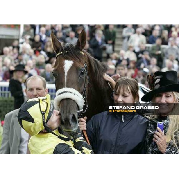 a kiss to Kinnaird from Kevin Darley, winners of Prix de l\' Operˆ PAris, Longchamp, 2nd october 2005 ph. Stefano Grasso