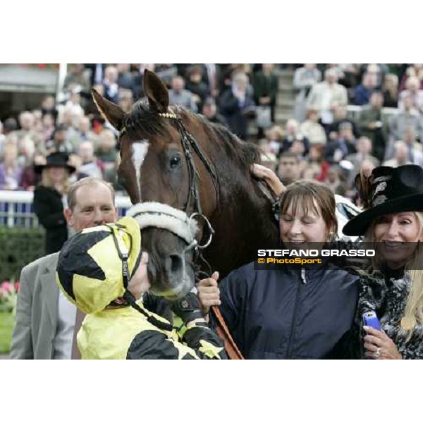 a kiss to Kinnaird from Kevin Darley, winners of Prix de l\' Operˆ PAris, Longchamp, 2nd october 2005 ph. Stefano Grasso