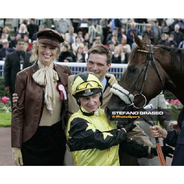 Eva Herzigova poses with Kevin Darley and Kinnaird in the winner circle of Prix de l\' Operˆ PAris, Longchamp, 2nd october 2005 ph. Stefano Grasso