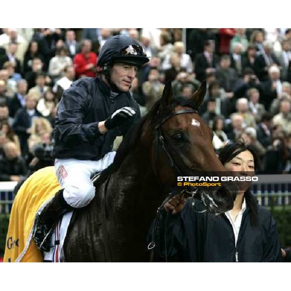 Kieren Francis Fallon poses with Horatio Nelson in the winner circle of Prix Jean-Luc Lagardere Paris Longchamp, 2nd october 2005 ph. Stefano Grasso