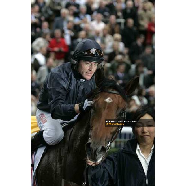 Kieren Francis Fallon poses with Horatio Nelson in the winner circle of Prix Jean-Luc Lagardere Paris Longchamp, 2nd october 2005 ph. Stefano Grasso