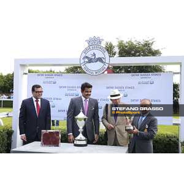 Sheikh Joaan bin Hamad bin Khalifa Al Thani presents the trophy of the Sussex Stakes Goodwood and 29th july 2015 ph.Stefano Grasso/QEF