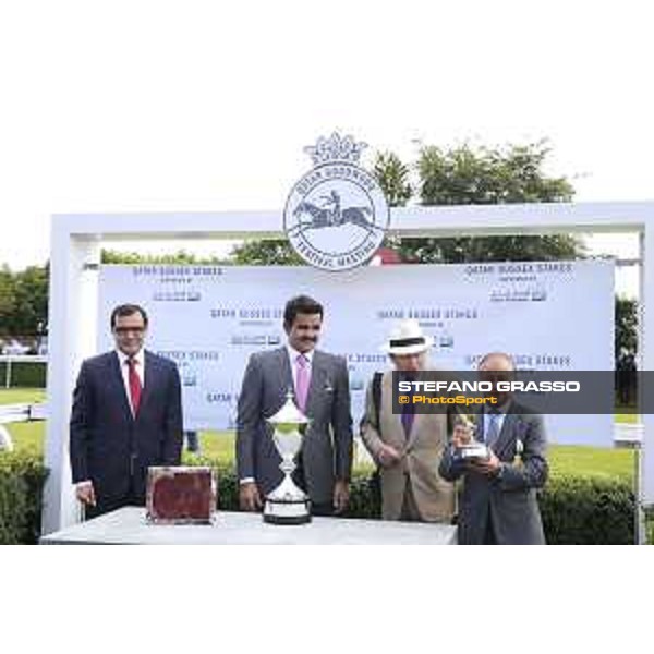 Sheikh Joaan bin Hamad bin Khalifa Al Thani presents the trophy of the Sussex Stakes Goodwood and 29th july 2015 ph.Stefano Grasso/QEF
