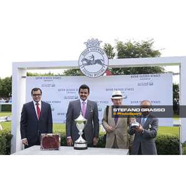 Sheikh Joaan bin Hamad bin Khalifa Al Thani presents the trophy of the Sussex Stakes Goodwood and 29th july 2015 ph.Stefano Grasso/QEF