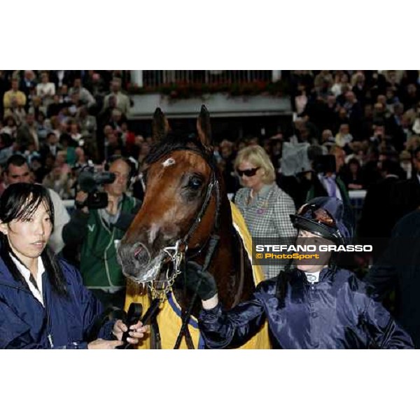 Kieren Francis Fallon poses with Horation Nelson in the winner circle of Prix Jean-Luc Lagardere Paris Longchamp, 2nd october 2005 ph. Stefano Grasso