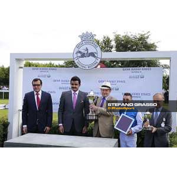 Sheikh Joaan bin Hamad bin Khalifa Al Thani presents the trophy of the Sussex Stakes Goodwood and 29th july 2015 ph.Stefano Grasso/QEF