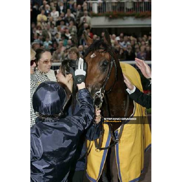 Kieren Francis Fallon caresses Horatio Nelson in the winner circle of Prix Jean-Luc Lagardere Paris Longchamp, 2nd october 2005 ph. Stefano Grasso