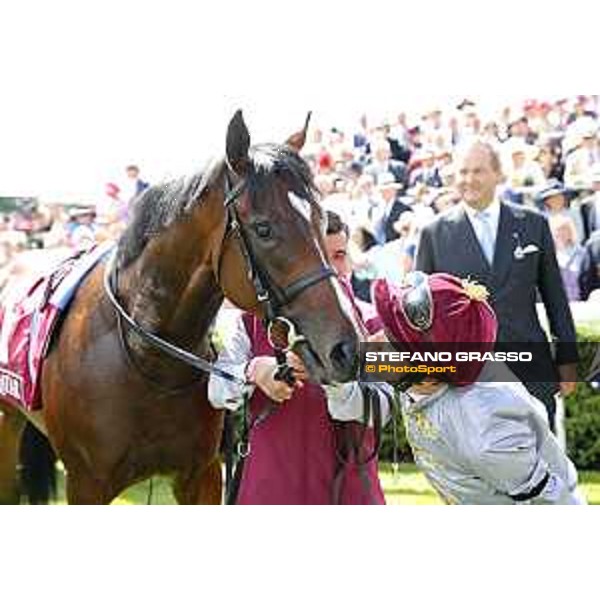 Goodwood - QATAR Goodwood Festival - Frankie Dettori kisses Shalaa in the winner enclosure of the QATAR Richmond Stakes - ph.Stefano Grasso/QEF