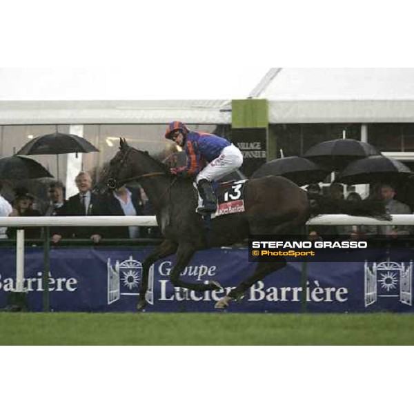 Kieren Francis Fallon on Hurricane Run immediately after the winning poste of Prix de L\'Arc the Triomphe Lucien Barriere Paris Longchamp, 2nd october 2005 ph. Stefano Grasso