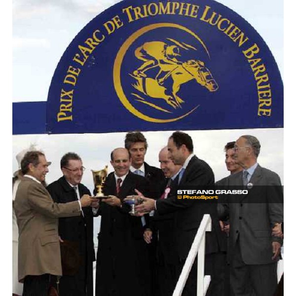 giving prize of Prix de L\'Arc the Triomphe Lucien Barriere- Andre Fabre (left) receives the trophy for the trainer of Hurricane Run Paris Longchamp, 2nd october 2005 ph. Stefano Grasso