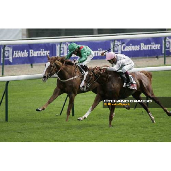 Christophe Soumillon on Oiseau Rare wins the Prix de Royallieu Hotel du Golf Barriere beating Mick Kinane on Kastoria Paris Longchamp, 1st october 2005 ph. Stefano Grasso