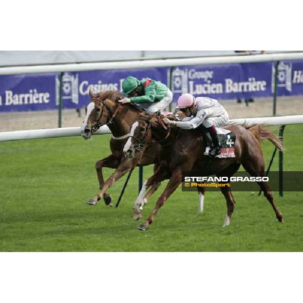 Christophe Soumillon on Oiseau Rare wins the Prix de Royallieu Hotel du Golf Barriere beating Mick Kinane on Kastoria Paris Longchamp, 1st october 2005 ph. Stefano Grasso