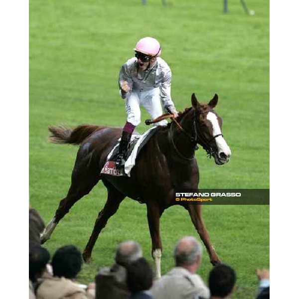 Christophe Soumillon on Oiseau Rare Paris Longchamp, 1st october 2005 ph. Stefano Grasso