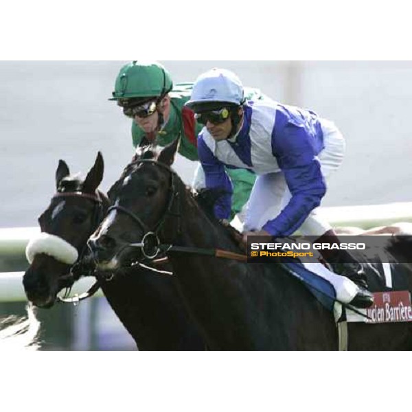 Frankie Dettori on Without a Trace and Christophe Soumillon on Shamdala on the first bend of Prix Chaudenay Casino Barriere de Menton Paris Longchamp, 1st october 2005 ph. Stefano Grasso