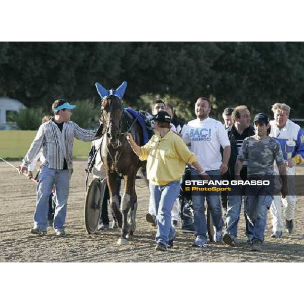 fans of Fairbank Gi, winner of 78¡ Derby Italiano del trotto, come to the winner circle Roma Tordivalle 9th october 2005 ph. Stefano Grasso