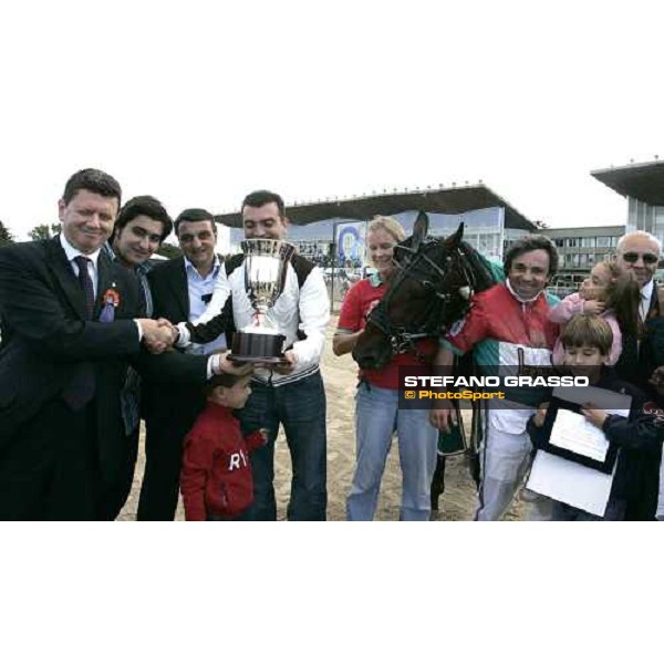 giving prize for Pippo Gubellini with Fuente Park winners of consolazione 78¡ Derby Italiano del Trotto Roma Tordivalle 9th october 2005 ph. Stefano Grasso