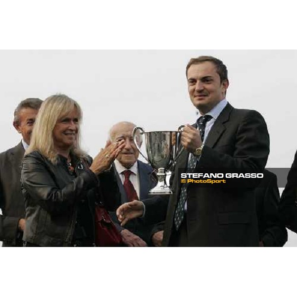 Stefano Luciani receives from Mrs. Bezzera, the cup as the breeder of Altieri, 3rd placed in Premio Vittorio di Capua Milan, 15th october 2005 ph. Stefano Grasso