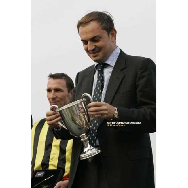 Stefano Luciani with the cup as the breeder of Altieri, 3rd placed in Premio Vittorio di Capua Milan, 15th october 2005 ph. Stefano Grasso
