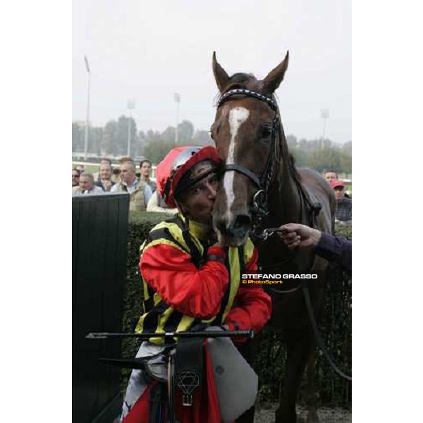 a kiss for Anna Monda by Torsten Mundry, winners of Premio Vittorio di Capua Milan, 15th october 2005 ph. Stefano Grasso