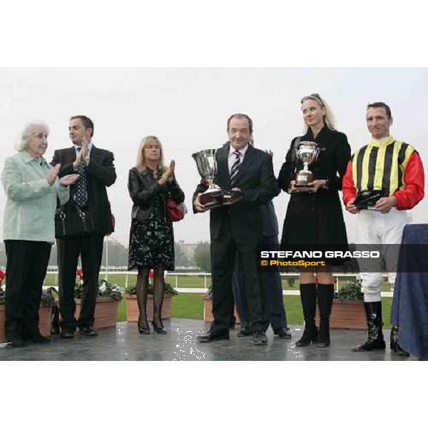 giving prize of Premio Vittorio di Capua. Winner Torsten Mundry with Anna Monda Milan, 15th october 2005 ph. Stefano Grasso