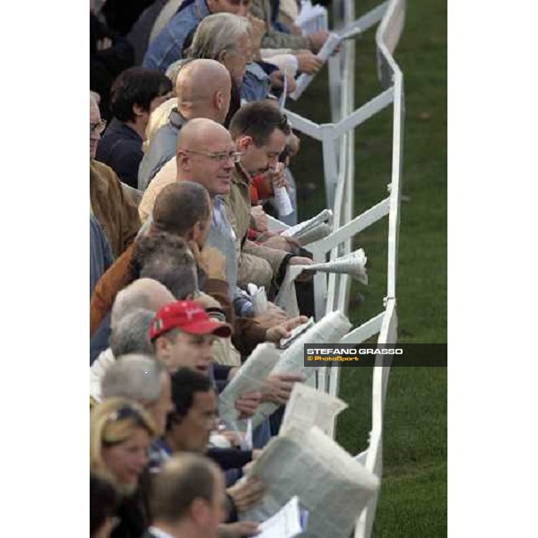 racegoers at San Siro Milan, 15th october 2005 ph. Stefano Grasso