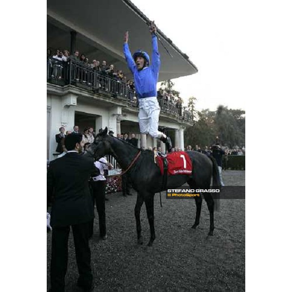 Frankie Dettori jumps from Cherry Mix in the winner circle of Gran Premio del Jockey Club Milan, 16th october 2005 ph. Stefano Grasso