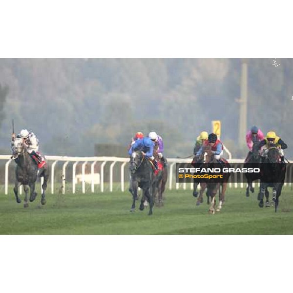 at few meters to the line Frankie Dettori on Cherry Mix looks behind the others in the Gran Premio del Jockey Club Milan, 16th october 2005 ph. Stefano Grasso