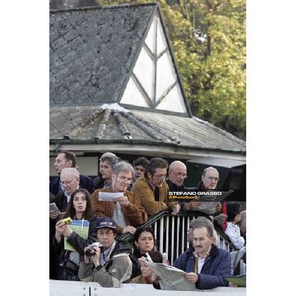 racegoers at San Siro Milan, 16th october 2005 ph. Stefano Grasso