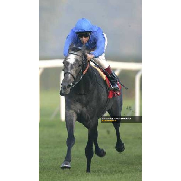 Frankie Dettori on Cherry Mix at last few meters to the line of Gran Premio Jockey Club Milan, 16th october 2005 ph. Stefano Grasso