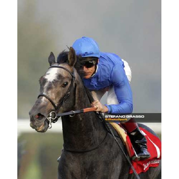 Frankie Dettori on Cherry Mix wins the Gran Premio Jockey Club Milan, 16th october 2005 ph. Stefano Grasso