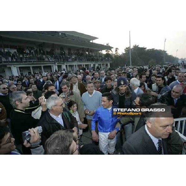 a warm welcome for Frankie Dettori at San Siro Milan, 16th october 2005 ph. Stefano Grasso