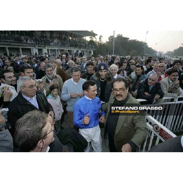 a warm welcome from Frankie Dettori at San Siro after winning with Cherry Mix the Gran Premio Jockey Club Milan, 16th october 2005 ph. Stefano Grasso