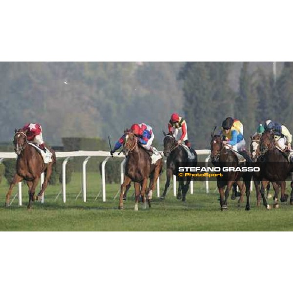 Frankie Dettori on Needlecraft (left) at few meters to the line of Premio Sergio Cumani Milan, 16th october 2005 ph. Stefano Grasso