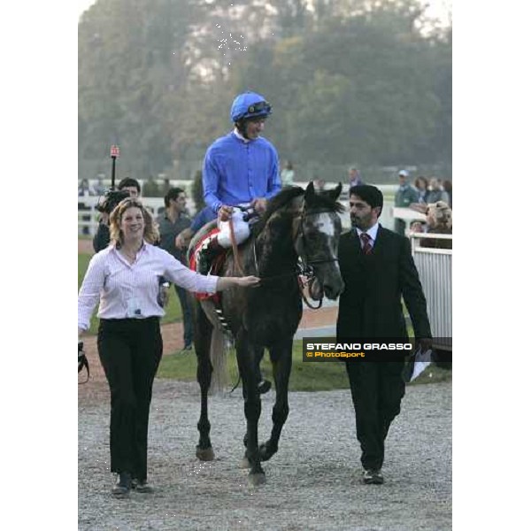 Frankie Dettori on Cherry Mix with Saeed Bin Suroor and the groom, enters in the winner enclosure of San Siro Milan, 16th october 2005 ph. Stefano Grasso