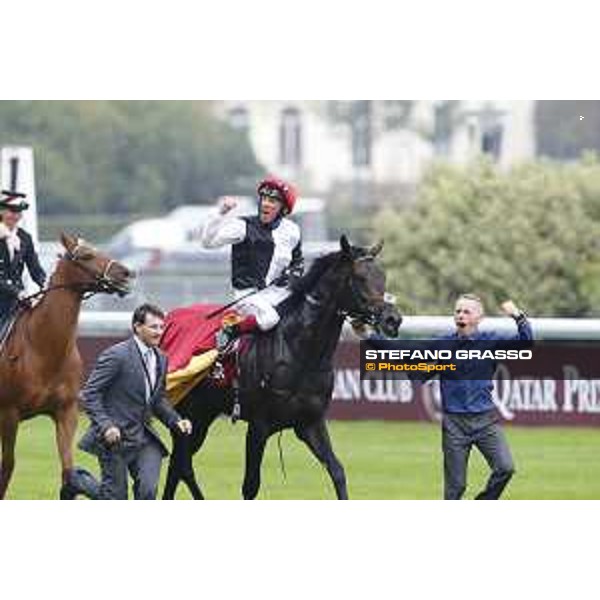 Frankie Dettori and Golden Horn winners of the 94° Qatar Prix de l\'Arc de Triomphe Paris,4th october 2015 ph.Stefano Grasso