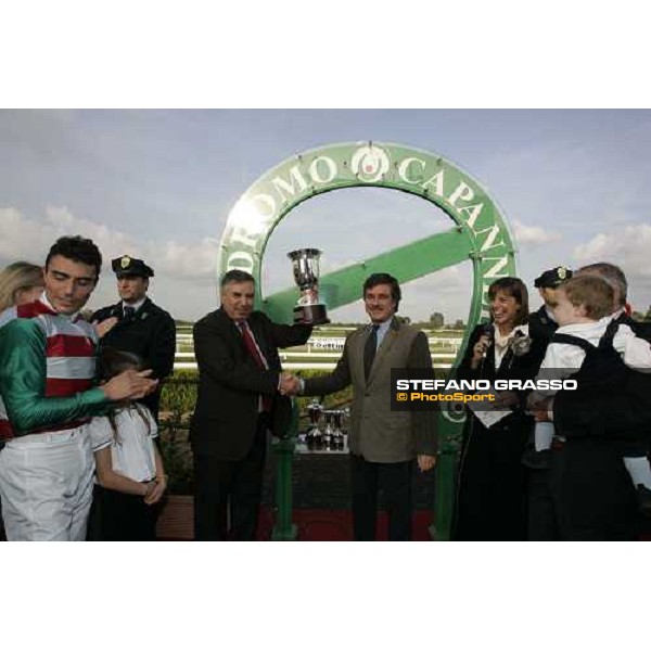 giving prize of Premio Guido Berardelli won by Endo Botti on Sunday\'s Brunch Rome, 23rd october 2005 ph. Stefano Grasso