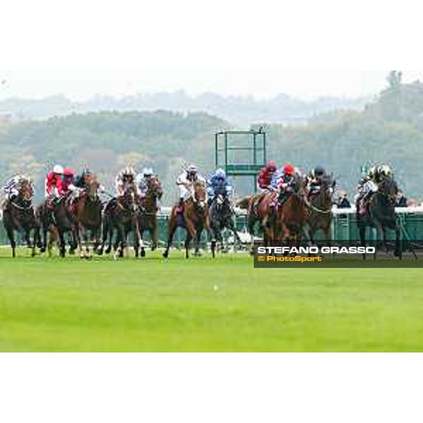 04.10.2015, Paris, FRA, FRANKREICH - Goldream (right) with Martin Harley up wins the Prix de l\'Abbaye.