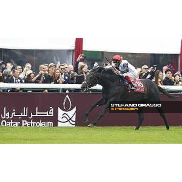 Frankie Dettori and Golden Horn fly towards the post of the 94Â° QATAR Prix de l\'Arc de Triomphe Paris,4th october 2015 ph.Stefano Grasso