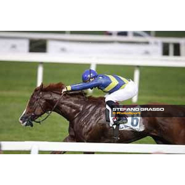 Pasquale Aragoni and Lohit win the Premio Omenoni Milano, San Siro racecourse 18 oct.2015 ph.Stefano Grasso