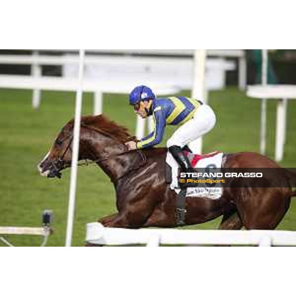 Pasquale Aragoni and Lohit win the Premio Omenoni Milano, San Siro racecourse 18 oct.2015 ph.Stefano Grasso