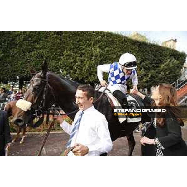 Cristiana Brivio Sforza congratulates Umberto Rispoli and Kaspersky winners of the Premio Ribot Mem.Loreto Luciani Roma,Capannelle racecourse 25 october 2015 ph.Stefano Grasso/HippoGroup Roma Capannelle