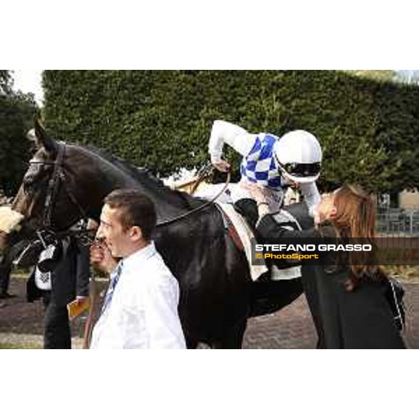 Cristiana Brivio Sforza congratulates Umberto Rispoli and Kaspersky winners of the Premio Ribot Mem.Loreto Luciani Roma,Capannelle racecourse 25 october 2015 ph.Stefano Grasso/HippoGroup Roma Capannelle