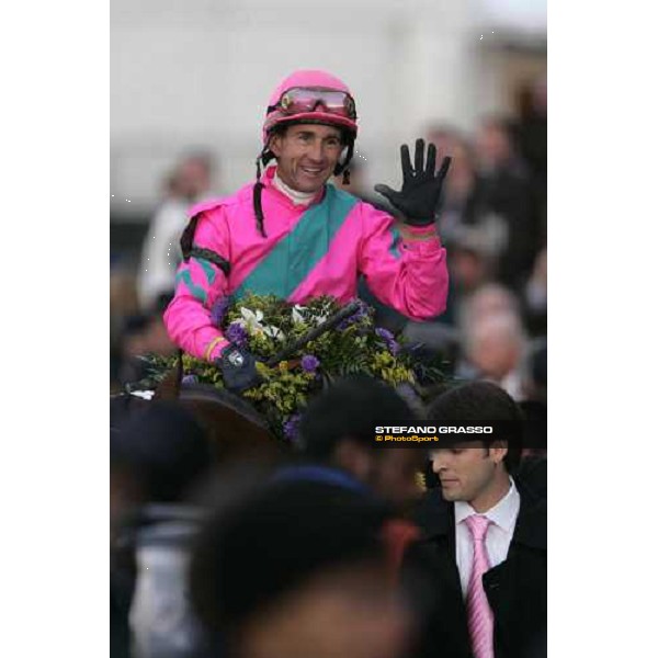 Jerry Bailey enters in gthe winner enclosure after winning the Breeders\' Cup Classic New York, 29th october 2005 ph. Stefano Grasso