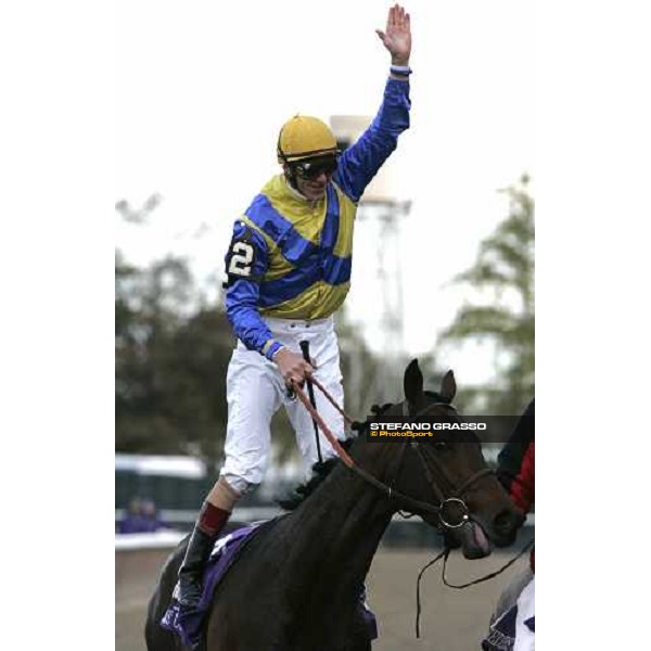 Christophe Soumillon in triumph with Shirocco after winning the John Deere Breeders\' Cup Turf New York, 29th october 2005 ph. Stefano Grasso